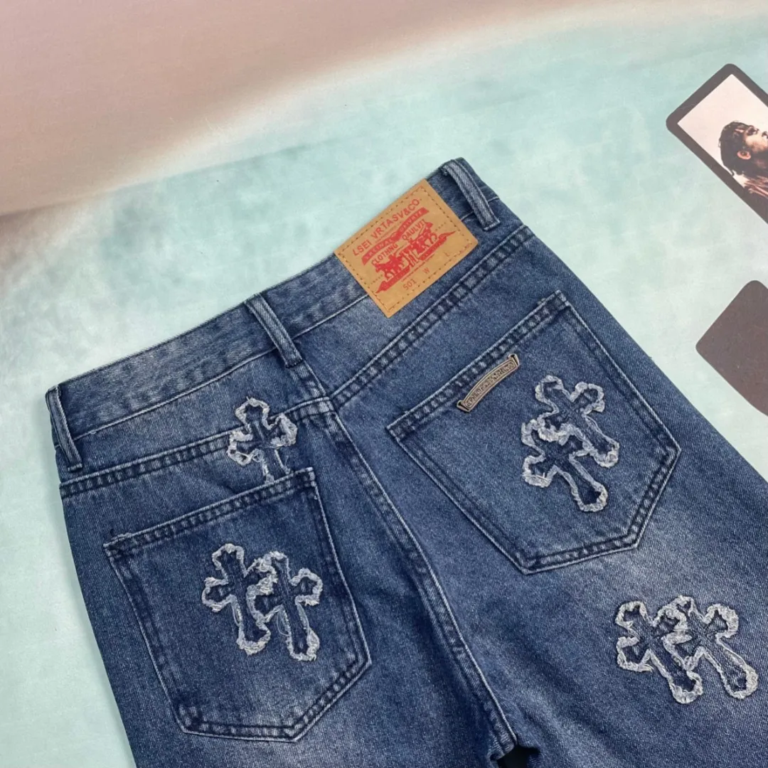 🅿️290 🔘Style No.-KL160 🔘Cro Heart𝐂𝐡𝐫𝐨𝐦𝐞 𝐇𝐞𝐚𝐫𝐭 Denim patch tassel cross jeans* The high-end quality is completely different from the currency on the market! It has been heavily washed, showing a natural worn and aged effect, and is full of retro charm, just like it came from the old fashion era. The customized denim patch cross adopts full right-angle hand-embroidery technology. Every stitch is full of ingenuity. The patch and denim are perfectly integrated, and the cross pattern is three-dimensional and exquisite. The aged silver buckle and the complete set of metal accessories are all custom-made from molds, with superb texture, harmonious color matching, strong durability, and luxurious details. This kind of craftsmanship and quality make it stand out among many jeans. Whether you are going out daily or attending trendy events, wear it and you will be the center of attention! For matching, you can choose a simple white T-shirt for the upper body to highlight the personality of jeans; or pair it with a black leather jacket and Martin boots to create a cool street style. If a couple wears it together, each with a different style of top, it will be the most beautiful scene when going out!  Size: S M L XL XXL (28.30.32.34.36) Color: Blue